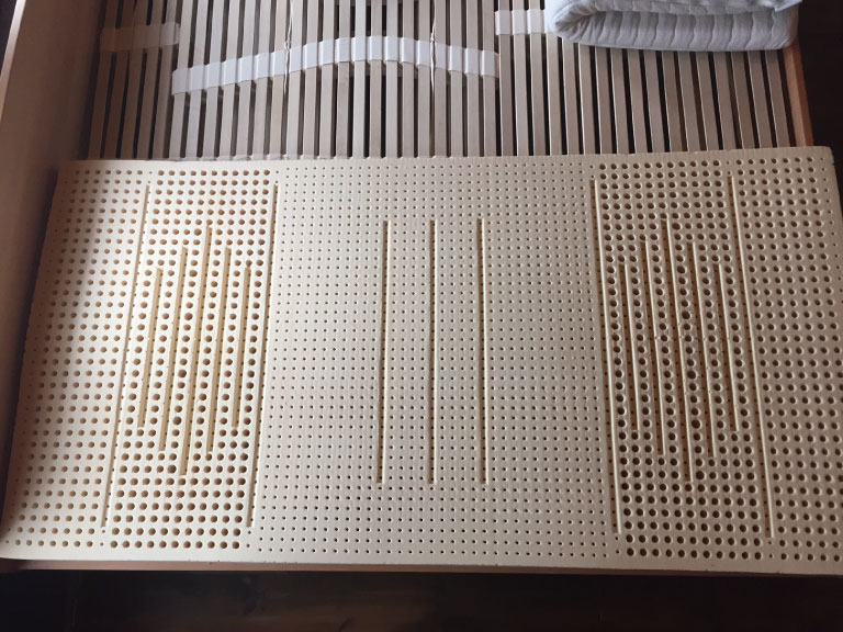 特徴ある異なった穴やスリット