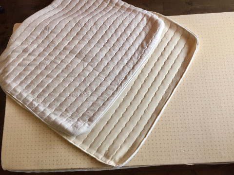 側生地には銀糸が配合